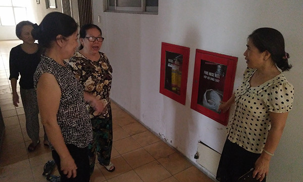 Ngoài ra, biên bản kiểm tra còn nêu tình trạng ở chung cư Nơ7B: “Chưa có giải pháp ngăn cháy lan đối với trục kỹ thuật điện thông tầng của tòa nhà theo quy định. Các thiết bị chiếu sáng sự cố đã hỏng, biển báo, biển chỉ dẫn trên lối thoát nạn”.