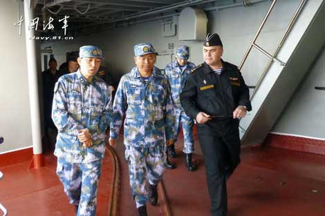 Sĩ quan chỉ huy Nga, Trung trên tàu tuần dương tên lửa Hải quân Nga.