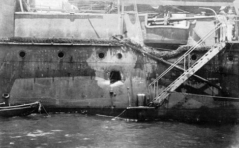 Vết đạn trên thân tàu tuần dương Oleg - Hạm đội Thái Bình Dương số 2 chạy thoát được tới vịnh Manila (Philippines).