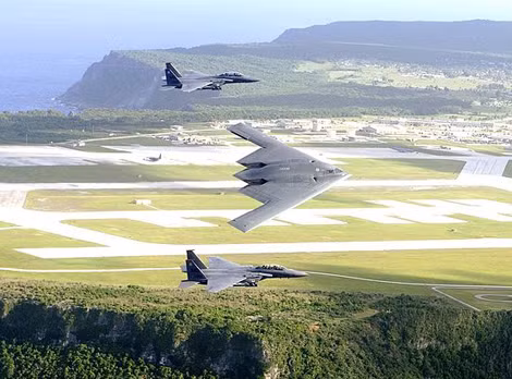 Oanh tạc cơ B-2 bay trên đảo Guam.
