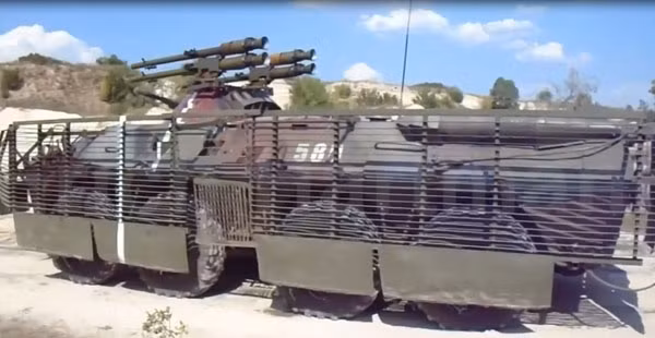 BTR-80 được lắp thêm giáp lồng sắt và súng chống tăng SPG-9.