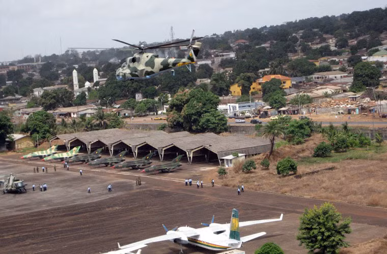 Hải quân Guinea chỉ có chừng 900 lính thường trực và một vài tuần tiễu nhỏ cùng ca nô, trong khi không quân còn ít hơn thế khi chỉ có 700 quân và 20 máy bay - trực thăng xuất xứ từ Liên Xô, Pháp.
