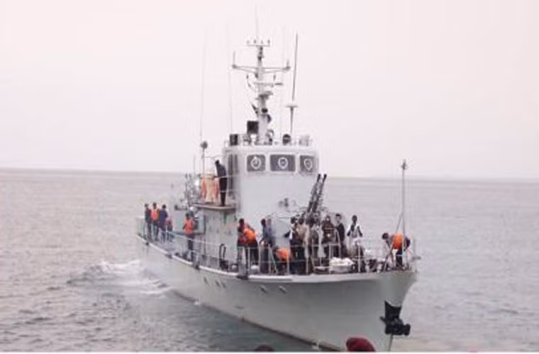 Dù có đường bờ biển dài, phải quản lý vùng đặc quyền kinh tế 200 hải lý nhưng Hải quân Sierra Leone (RSLN) chỉ được trang bị 7 tàu pháo Type 62 của Trung Quốc cùng một ít ca nô tuần tra với quân số 500 người. Trong khi lực lượng không quân cũng chẳng khá hơn khi chỉ có chừng 10 máy bay - trực thăng.