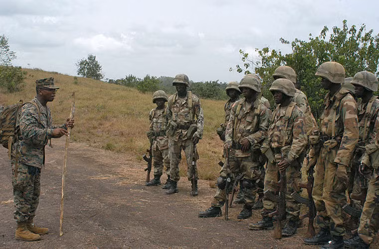 Tuy được coi là kém cỏi nhưng ít ra sức mạnh quân sự của Guinea còn gấp nhiều lần Lực lượng Vũ trang Liberia (AFL). Quân đội nước này chỉ có vẻn vẹn 2.100 quân thường trực (chia làm 2 tiểu đoàn và nhóm nhỏ lực lượng bảo vệ bờ biển quốc gia). Trang bị của AFL gần như chẳng có gì ngoài súng bộ binh.