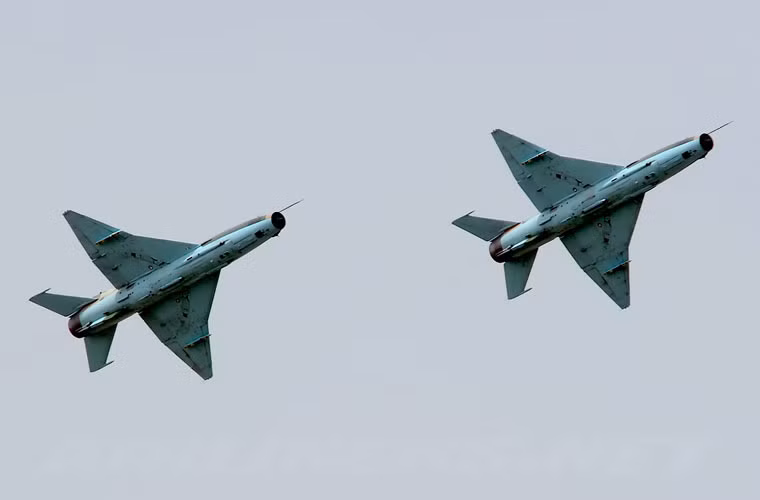 Không quân Nigeria cũng được xem là một trong những lực lượng lớn nhất ở châu Phi với quân thường trực 10.000 người, trang bị 261 máy bay gồm: 15 tiêm kích F-7 nhập từ Trung Quốc (trong ảnh); 24 máy bay chiến đấu hạng nhẹ Alpha Jets của Pháp và trực thăng, máy bay vận tải.