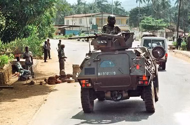 Trang bị của Lục quân RSLAF ngoài vũ khí bộ binh cho binh lính (súng trường AK-47, trung liên RPD, súng chống tăng RPG) thì phương tiện cơ giới rất hạn chế với chỉ 2 xe tăng T-72, 10 xe bọc thép OT-64 và 3 xe Casspir. Còn pháo binh chỉ có 31 khẩu pháo, súng không giật Gustav và 7 khẩu pháo phòng không.