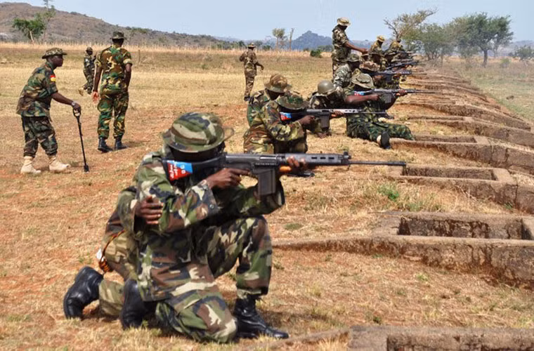 Trong 3 quân chủng thì lục quân có số binh lính thường trực đông đảo nhất gồm 130.000 người được trang bị vũ khí cá nhân khá tốt. Chiếm số lượng lớn vẫn là súng trường tiến công AK-47/AKM, ngoài ra còn có một số súng phương Tây như FN FAL, Heckler &amp; Koch G3, M16A1; trung liên RPK, Browning M2; súng chống tăng RPG-7; súng không giật...