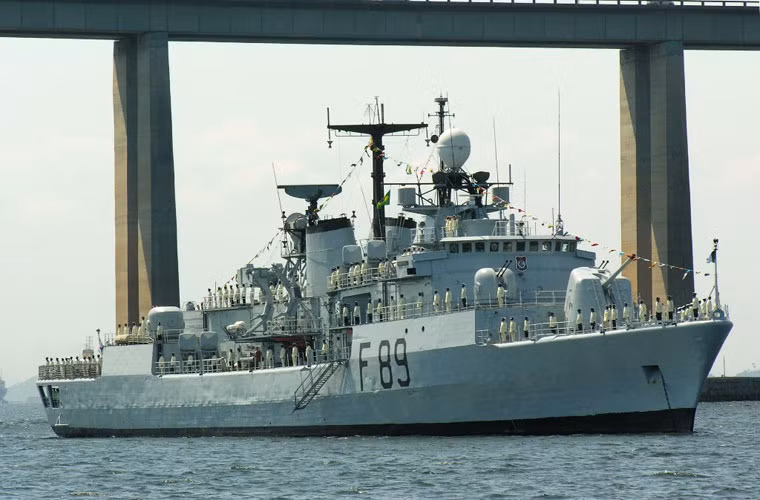 Hải quân Nigeria là một trong những lực lượng lớn nhất khu vực châu Phi với trang bị khá tốt. Nước này hiện có trong trang bị tàu hộ vệ tên lửa cỡ 3.360 tấn do Đức đóng, cùng 2 tàu hộ vệ cỡ 3.200 tấn của Mỹ, ngoài ra nước này được cho là đang mua 2 tàu hộ vệ cỡ 1.500 tấn Type 056 của Trung Quốc. Đó là chưa kể nước này còn có chừng 9 tàu tấn công nhanh trang bị tên lửa, vài chục tàu pháo tuần tra ven biển.