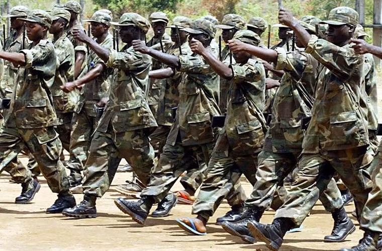 Lực lượng Vũ trang Cộng hòa Sierra Leone (RSLAF) nhỉnh hơn Liberia khi có quân số thường trực khoảng 13.000 người (một số nguồn cho là chừng 8.500 người), ngân sách quốc phòng cũng chỉ vài chục triệu USD, được tổ chức thành 3 thành phần: Lục quân, Hải quân và Không quân.