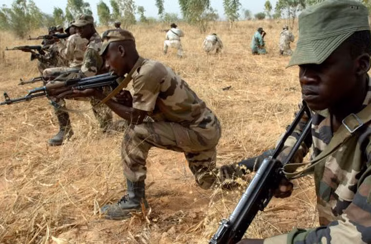 Trong các quốc gia Tây Phi đang chịu sự hoành hành của dịch Ebola thì Quân đội Nigeria mạnh hơn cả với trang bị khá tốt. Lực lượng Vũ trang Nigerian (NAF) có quân số thường trực khoảng 200.000 người tổ chức thành 3 quân chủng: Lục quân, Hải quân và Không quân. Ngân sách quốc phòng khoảng 3-4 tỷ USD - khá lớn ở các quốc gia Tây Phi.