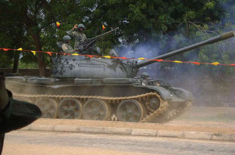 Trang bị tăng - thiết giáp của Nigeria có chừng hơn 1.000 chiếc, chiếm 70-80% là các phương tiện thiết giáp chở quân có xuất xứ từ Liên Xô, Ukraine và vài nước phương Tây, phần còn lại là xe tăng (gồm 74 chiếc T-54/55 Liên Xô; 108 Vickters Mk III Anh; 16 AMX-13 Pháp).