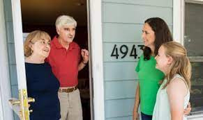 Khi chúng ta gặp khó khăn, những người hàng xóm đó chỉ nói xấu và cười sau lưng chúng ta. Bởi vì điều này, mà chúng ta mang gánh nặng của sự sỉ nhục. Thế nhưng gần đây, nếu mấy người hàng xóm đó nay bỗng đổi sắc mặt, thỉnh thoảng lại chạy sang nhà chúng ta chơi.