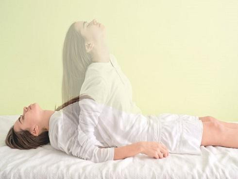 Tóm lại, những gì người trải nghiệm cận tử nhìn thấy có thể không phải là thế giới bên kia hay ảo giác thực sự, mà là một loại hy vọng và sức mạnh nội tâm. Sức mạnh này cho phép họ xem xét lại cuộc sống của mình và dũng cảm đối mặt với những thử thách trong tương lai. 