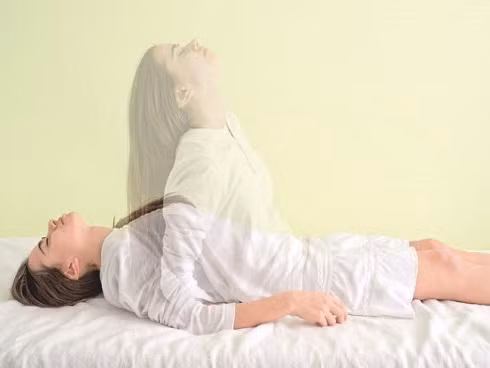 Tóm lại, những gì người trải nghiệm cận tử nhìn thấy có thể không phải là thế giới bên kia hay ảo giác thực sự, mà là một loại hy vọng và sức mạnh nội tâm. Sức mạnh này cho phép họ xem xét lại cuộc sống của mình và dũng cảm đối mặt với những thử thách trong tương lai. 