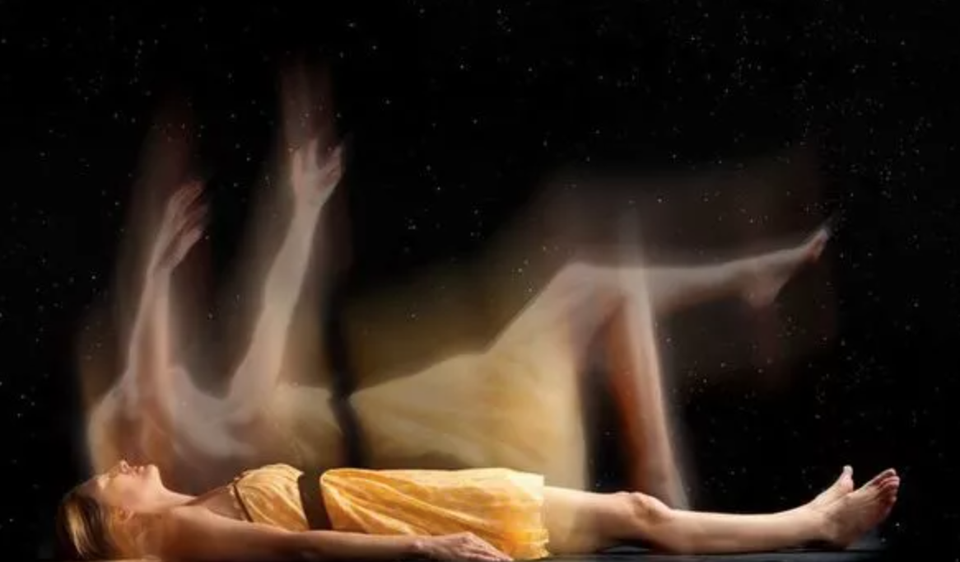 Một trường hợp đáng chú ý khác là trường hợp của Alexander. Sau một vụ tai nạn xe hơi nghiêm trọng, anh rơi vào tình trạng hôn mê. Trong trải nghiệm cận kề cái chết, anh đã nhìn thấy một thế giới tràn ngập ánh sáng và gặp lại những người thân, bạn bè đã khuất của mình.