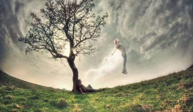 Tuy nhiên, đối với những người trải nghiệm cận tử, những gì họ nhìn thấy có thể không phải là điềm báo về thế giới bên kia mà là sự thức tỉnh tâm linh. Sự thức tỉnh này cho phép họ xem xét lại các giá trị và mục tiêu cuộc sống của mình, từ đó đối mặt với những thử thách trong tương lai với thái độ tích cực hơn.