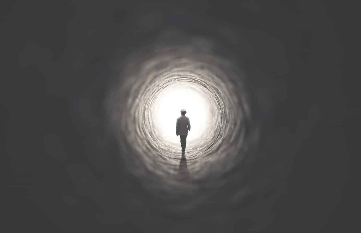 Vào thời điểm quan trọng của sự sống và cái chết, cô đã trải qua trải nghiệm cận kề cái chết. Cô mô tả bản thân như thể cô đã bước vào một thế giới tươi sáng, nơi cô gặp người bà đã mất từ lâu của mình.