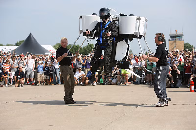 Nếu bạn muốn một mình chinh phục bầu trời thì động cơ phản lực Jetpack chính là lựa chọn hoàn hảo cho bạn với giá 100.000 USD.