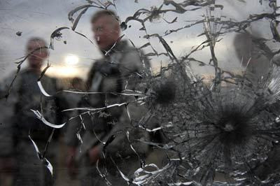 Nhẹ hơn và “quyền lực” hơn so với kính chống đạn hiện nay chính là cửa kính được làm từ nhôm oxynitride của máy bay không quân Mỹ.