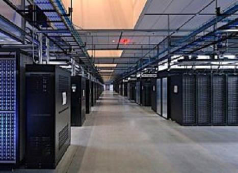 Hành lang máy chủ trong trung tâm dữ liệu Prineville.