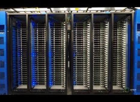 Kệ ba ngăn của hệ thống máy chủ phục vụ.