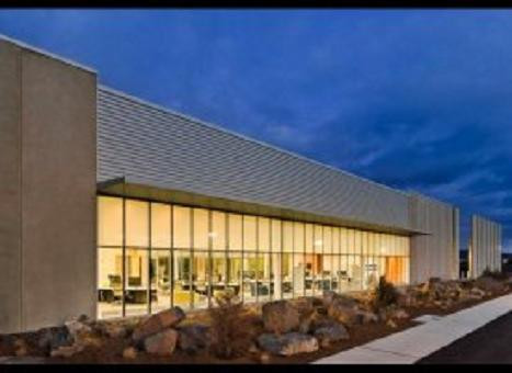 Một hình ảnh khác từ bên ngoài trung tâm dữ liệu Prineville.