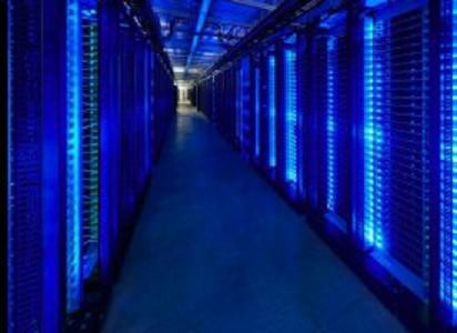 Hành lang dài hun hút trong phòng máy chủ.