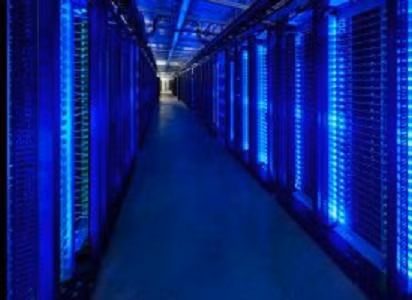 Hành lang dài hun hút trong phòng máy chủ.