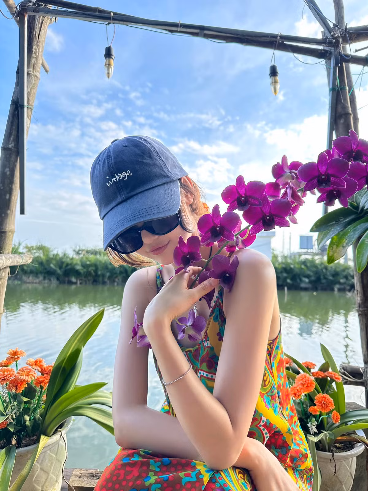 Danielle đi du lịch cùng gia đình, tận hưởng khoảng thời gian ở Việt Nam. Cùng thời điểm này, các thành viên còn lại của NewJeans cũng trở về bên gia đình. Người hâm mộ mong đợi vlog của mỗi thành viên, đặc biệt Danielle trong chuyến đi Hội An.