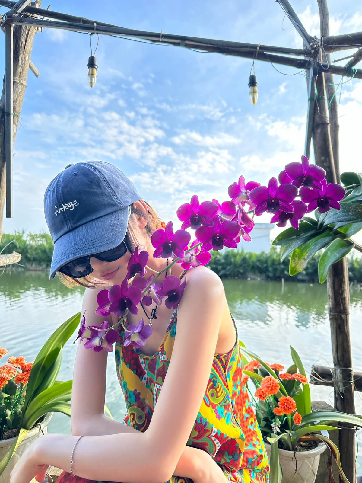 Danielle (NewJeans) khoe ảnh vi vu Hội An, Việt Nam nhận được sự quan tâm của khán giả. Nữ ca sĩ đặt chân đến Việt Nam hồi giữa tháng 1. Vì đây là lịch trình kín cá nhân, không nằm trong công việc nên Danielle giữ kín.