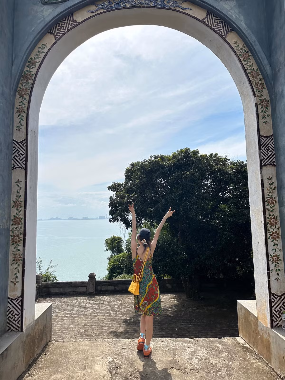 Nữ ca sĩ ghé thăm chùa Linh Ứng và kỷ niệm những khoảnh khắc tại đây.