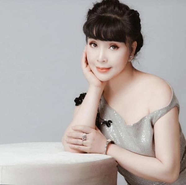 ể cả khi ở tuổi trung niên, nữ nghệ sĩ vẫn giữ được vẻ đẹp thời xuân sắc.