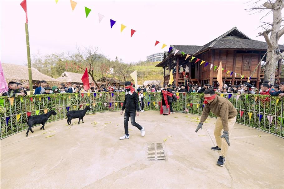 Du khach thich thu bat de, leo cot mo tai Hoi Xuan Mo Cong troi-Hinh-4