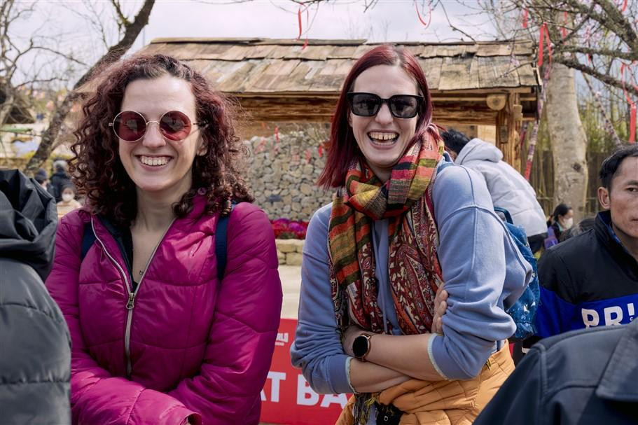 Du khach thich thu bat de, leo cot mo tai Hoi Xuan Mo Cong troi-Hinh-6