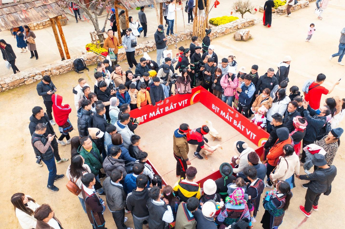 Du khach thich thu bat de, leo cot mo tai Hoi Xuan Mo Cong troi-Hinh-2