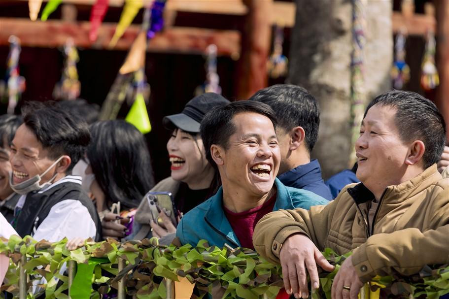 Du khach thich thu bat de, leo cot mo tai Hoi Xuan Mo Cong troi-Hinh-5