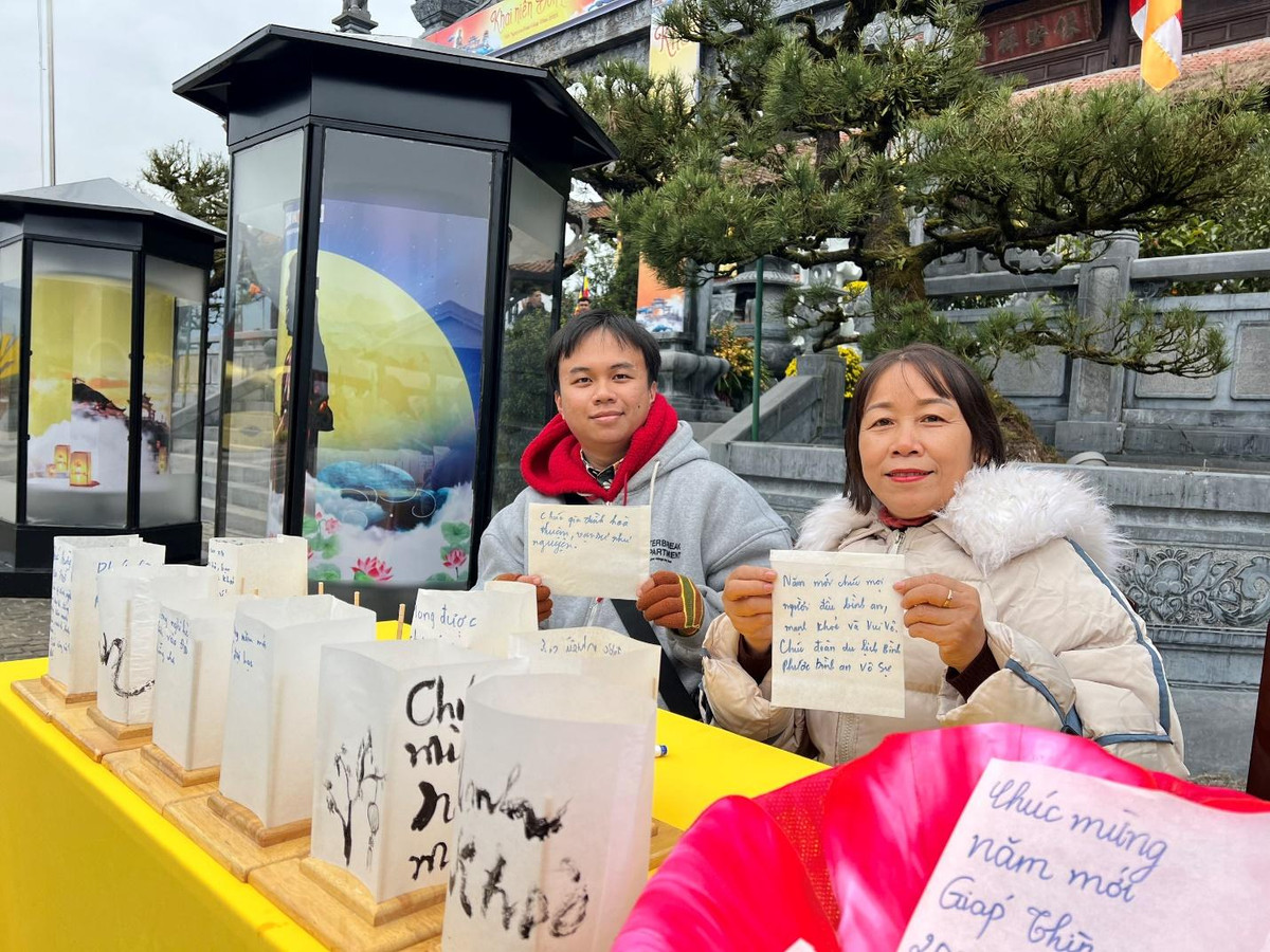 Du khach thich thu bat de, leo cot mo tai Hoi Xuan Mo Cong troi-Hinh-10