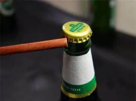 3 meo de mo nap chai bia khi khong co dung cu khui-Hinh-3