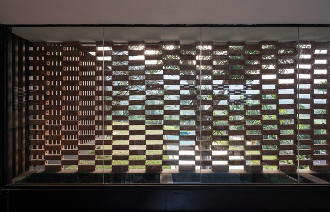 Để trở nên hài hòa với cảnh quan, các vật liệu địa phương như gạch và đá tổ ong được sử dụng để tạo màu sắc và các điểm nhấn đặc biệt cho công trình. Để che chắn ánh nắng mặt trời từ phía Tây mà không làm ảnh hưởng đến tầm nhìn toàn cảnh, hệ thống rèm làm bằng gạch được sử dụng, tạo ra những góc nhìn thú vị cho kiến trúc.