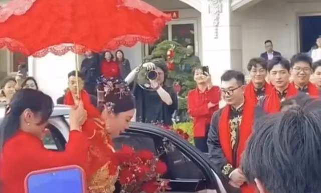 Dan mang Trung Quoc choang ngop voi dam cuoi tieu ton 210 trieu NDT