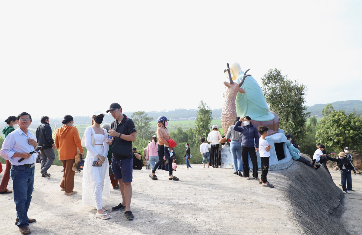 Cùng với không gian chùa, quần thể Khu văn hóa Thiên Mã còn có nhiều tượng Phật cùng các vị la hán... trong Phật giáo.