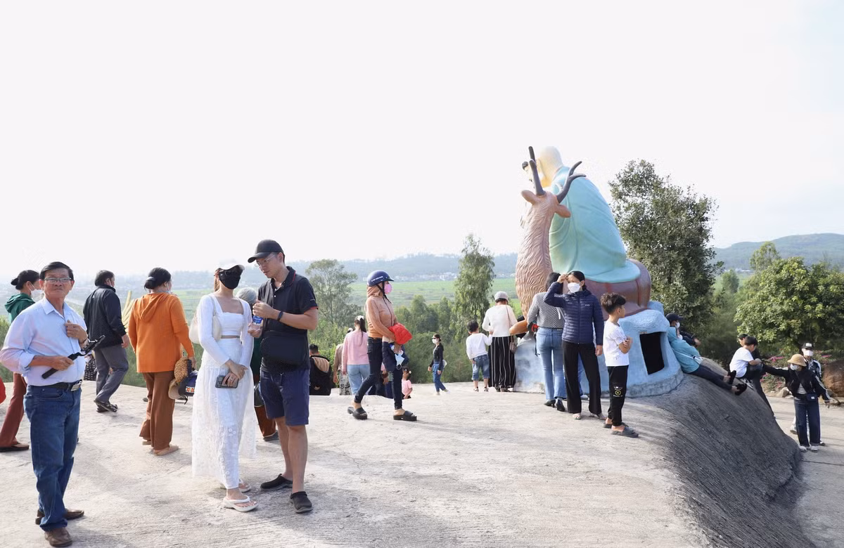 Cùng với không gian chùa, quần thể Khu văn hóa Thiên Mã còn có nhiều tượng Phật cùng các vị la hán... trong Phật giáo.