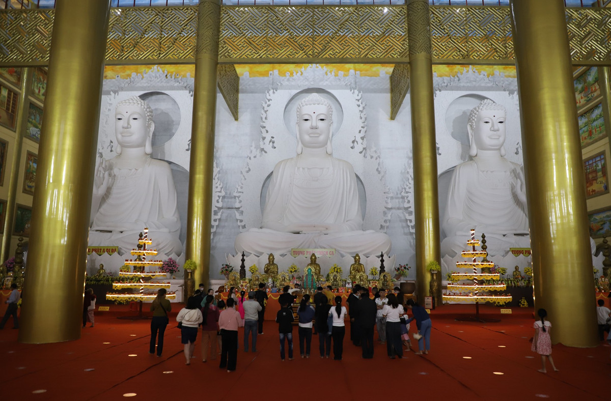 Người dân lễ bái Tam bảo bên trong ngôi bảo điện.