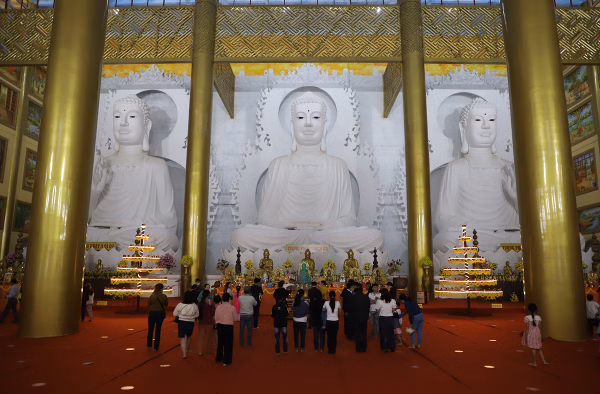 Người dân lễ bái Tam bảo bên trong ngôi bảo điện.