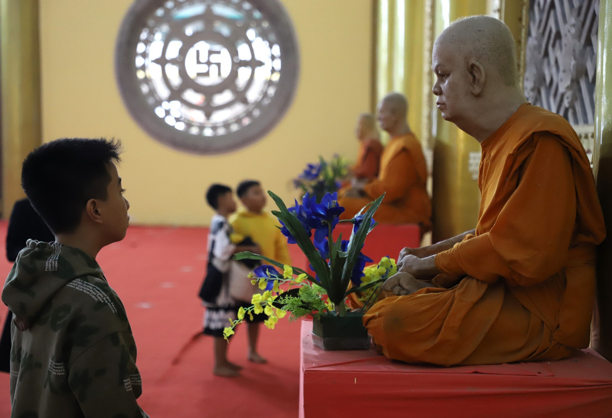 Các pho tượng được bài trí bên trong khu bảo điện.