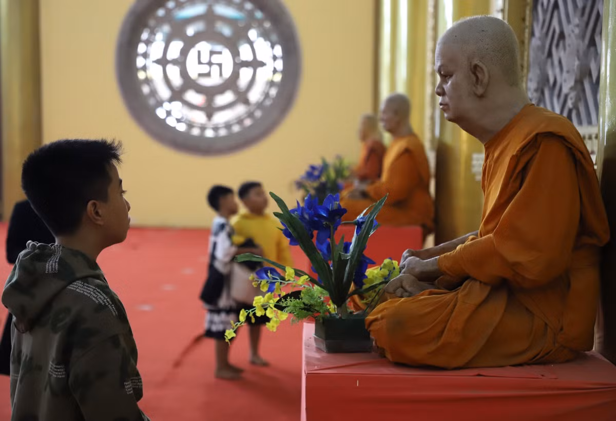 Các pho tượng được bài trí bên trong khu bảo điện.