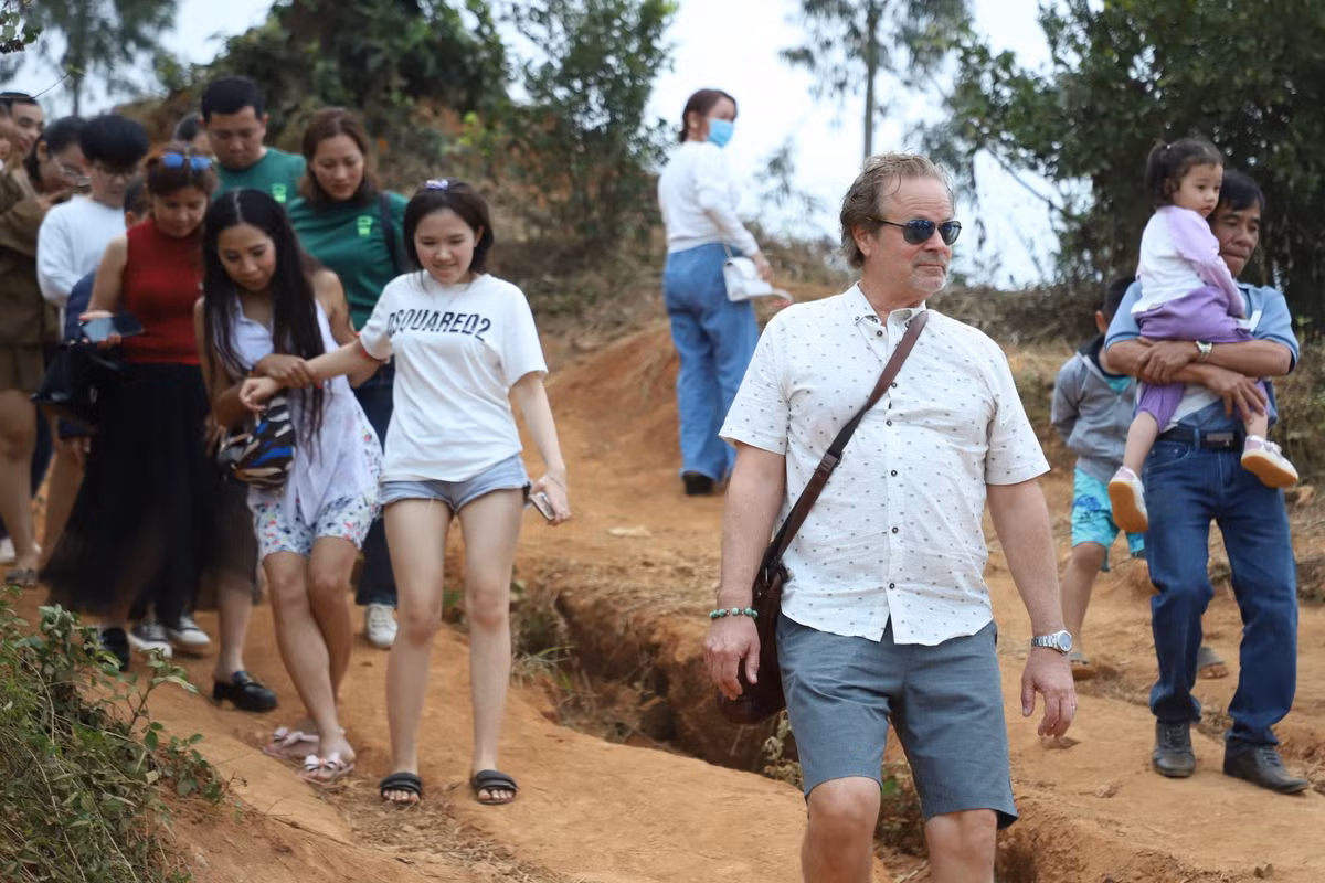 Hòa trong dòng người địa phương, vị khách ngoại quốc cùng người thân cũng đến thăm chùa dịp đầu xuân năm mới.