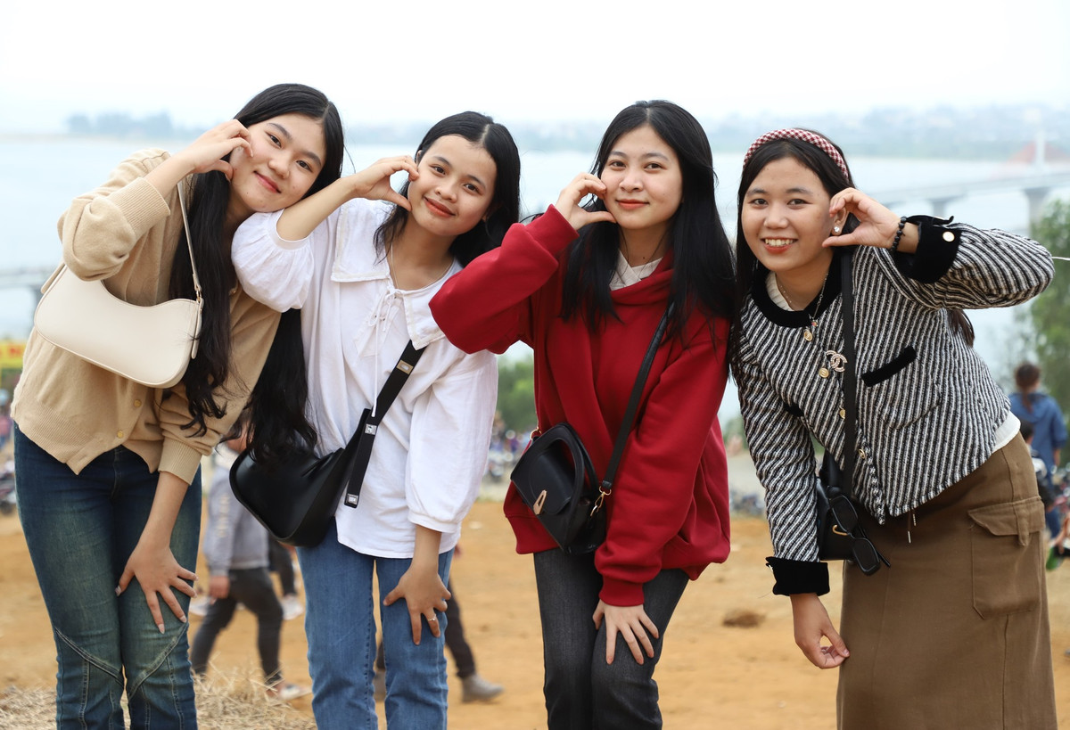 Nhóm bạn cho biết những ngày vừa qua chỉ kịp đi thăm hỏi, chúc Tết ông bà, họ hàng và chiều mùng 5 mới có chuyến du xuân đầu tiên tương đối xa nơi ở.