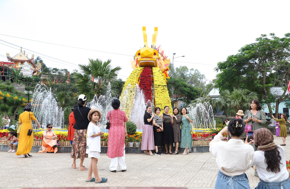 Những ngày Tết, bên cạnh Khu văn hóa tâm linh Thiên Mã, nhiều địa điểm du lịch khác của tỉnh Quảng Ngãi cũng đã thu hút đông đảo người dân, du khách đến vui chơi, như công viên Ba Tơ, khu vườn hoa "Đi về nơi có gió", công viên nước gần cây đa di sản cạnh cầu Trà Khúc, biển Mỹ Khê...
