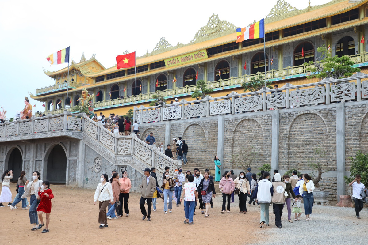 Đến chùa đầu năm trở thành nét đẹp truyền thống thân quen trong văn hóa đối với đông đảo bà con.